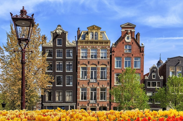 Edificios antiguos tradicionales en Amsterdam