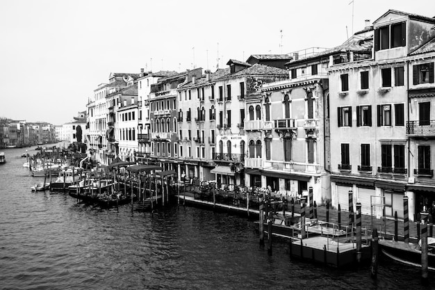 Edifícios ao lado do grande canal contra o céu na cidade