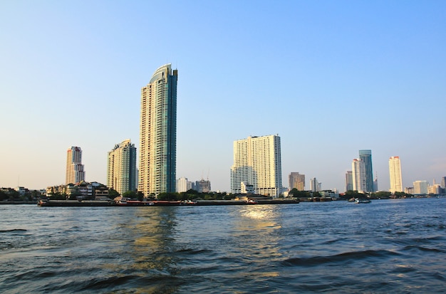 Edifícios ao longo do rio. A visão da Ásiatique. Atrações em Bangkok, Tailândia.