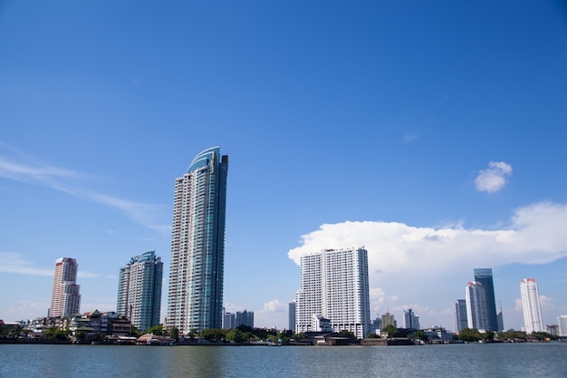 Edifícios ao longo do rio.