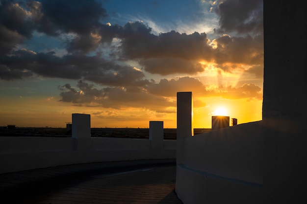 Foto edifícios ao pôr do sol