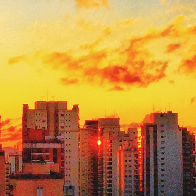 Foto edifícios ao pôr-do-sol