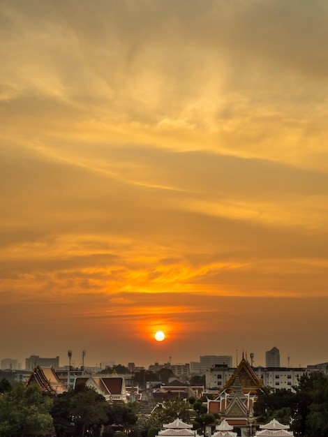 Edifícios ao redor do Templo do Amanhecer sob o céu noturno do pôr do sol em Bangkok Tailândia