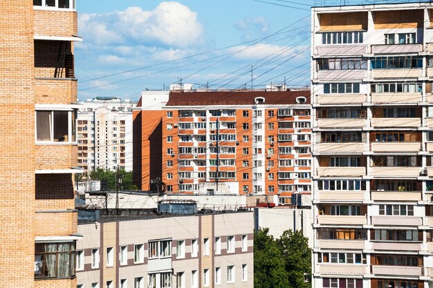 Edificios de apartamentos en el barrio de la ciudad