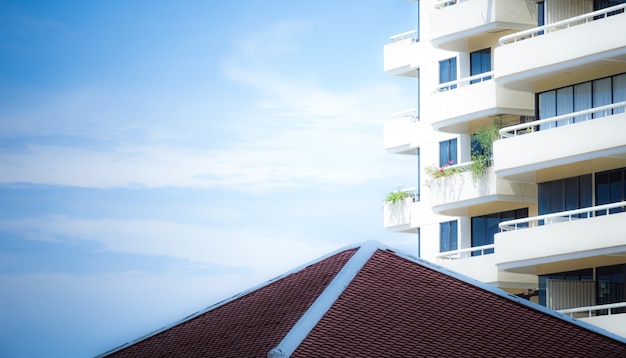 Edificios de apartamentos modernos en un día soleado con un cielo azul Fachada de un edificio de viviendas moderno