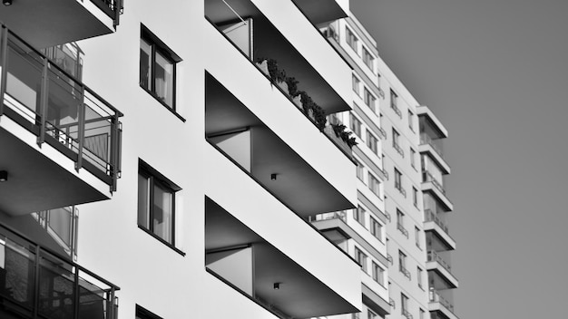 Edificios de apartamentos modernos en un día soleado fachada de un edificio residencial moderno en blanco y negro