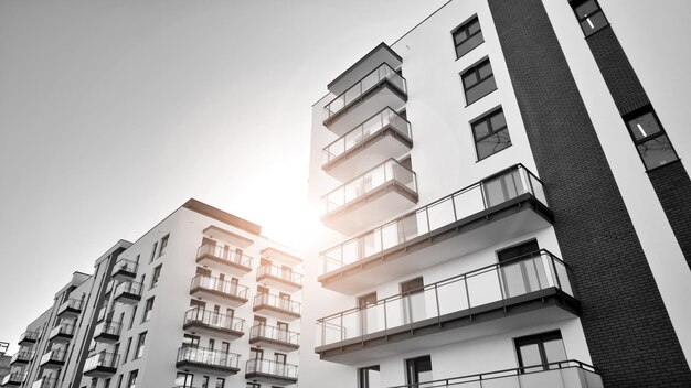 Foto edificios de apartamentos modernos en un día soleado fachada de un edificio residencial moderno en blanco y negro