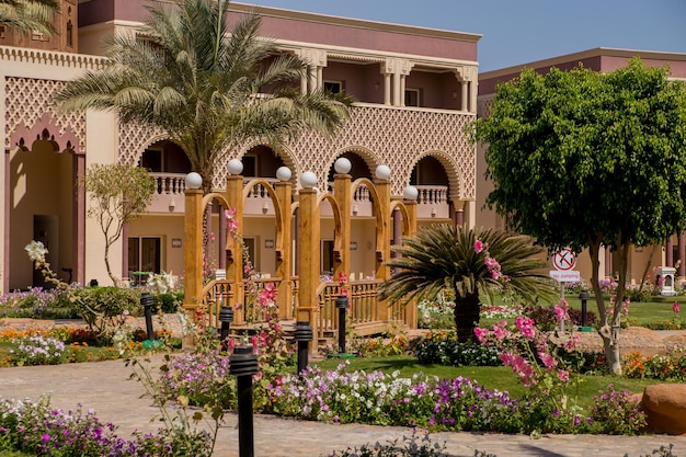 Edifícios árabes com palmeiras no hotel