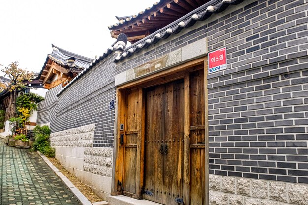 Edificios de arquitectura de la aldea tradicional Bukchon Hanok en Seúl, Corea del Sur