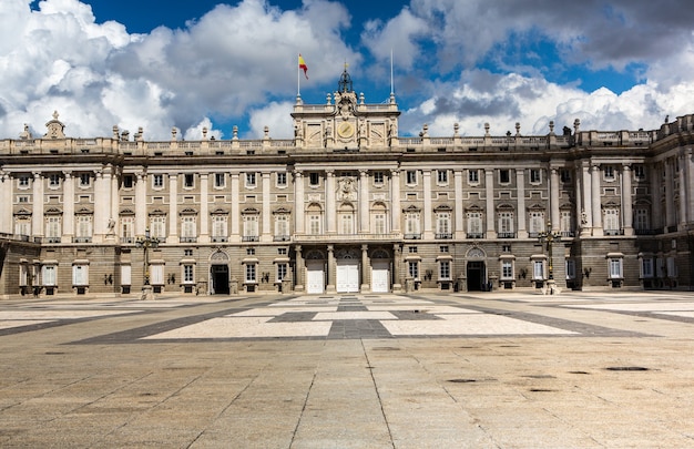 Edificios de arquitectura antigua en el centro de la ciudad de Madrid