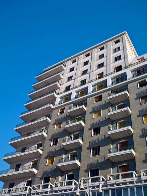 Edificios de arquitectura, casas, oficinas, edificios históricos contra el cielo