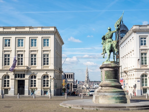 Edificios de arquitectura única alrededor del área de Mont de Arts bajo un cielo azul nublado en Bruselas Bélgica