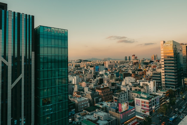 Edificios de la calle Seúl y rascacielos al atardecer