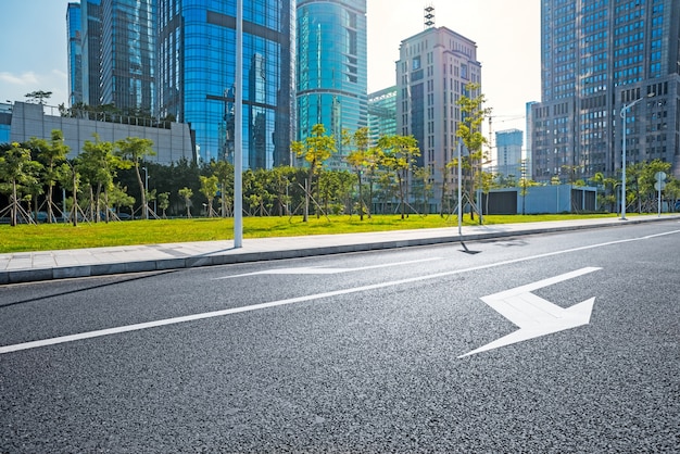 Foto edificios y caminos urbanos modernos, plataformas