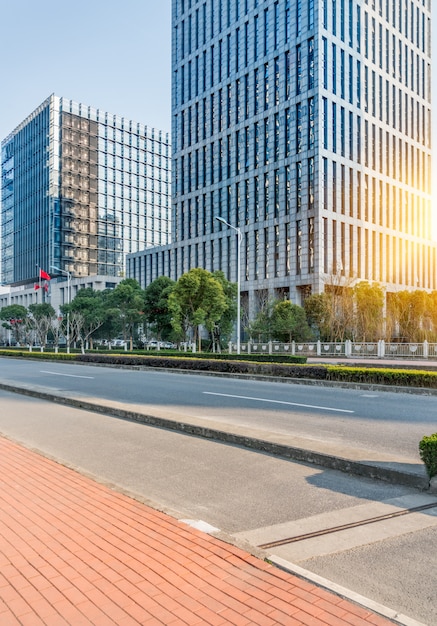 Edificios y caminos urbanos modernos, plataformas