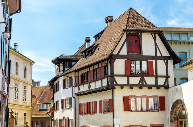 Edificios en el centro de la ciudad de Basilea - Suiza