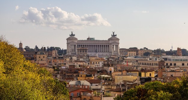 Edificios en el centro de la ciudad de Roma Italia Día soleado de la temporada de otoño