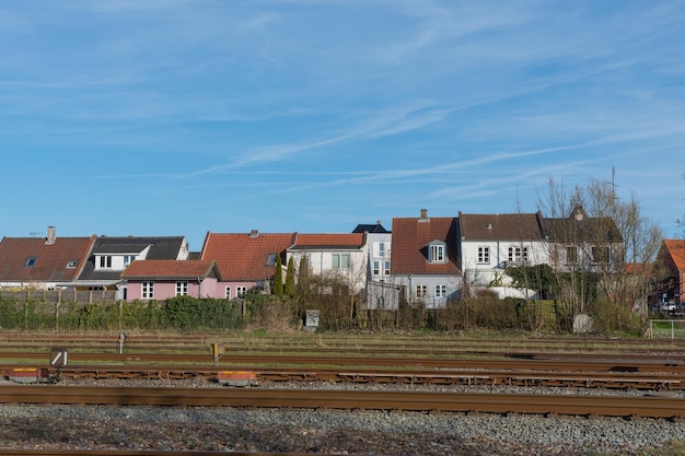 Edificios cerca del ferrocarril en la ciudad