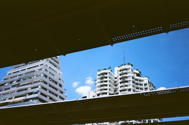 edificios con cielo azul