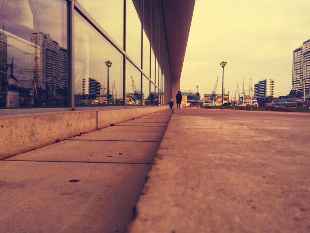 Foto edificios en la ciudad al atardecer