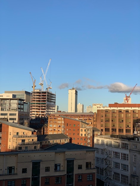 Edificios en la ciudad contra un cielo azul claro