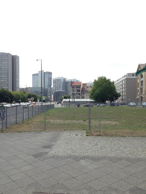 Foto edificios en la ciudad contra un cielo despejado