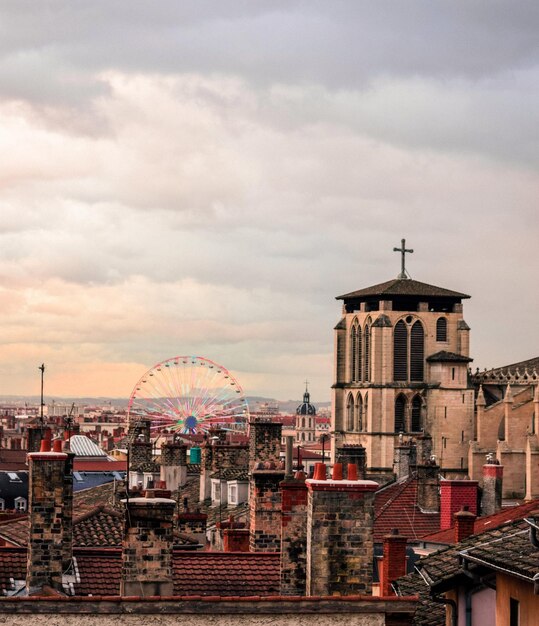 Foto edificios en la ciudad contra el cielo nublado al atardecer