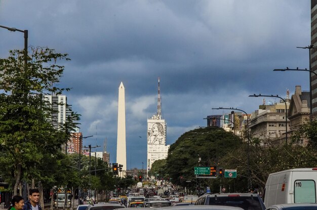 Edificios de la ciudad contra un cielo nublado