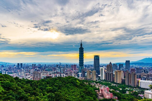 Foto edificios en la ciudad contra el cielo nublado