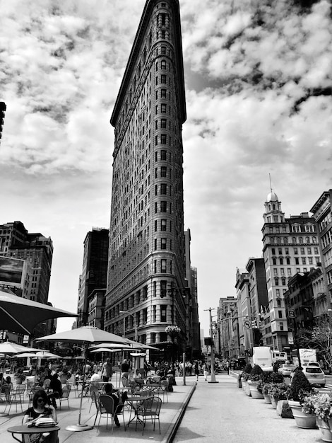 Edificios en la ciudad contra el cielo nublado