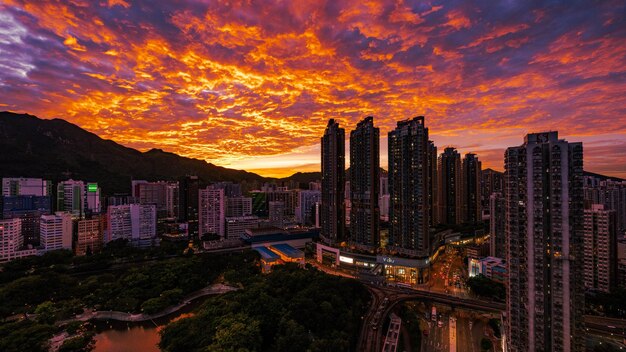 Foto edificios en la ciudad contra el cielo durante la puesta de sol