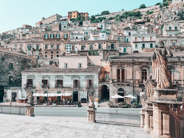 Foto edificios en la ciudad contra el cielo