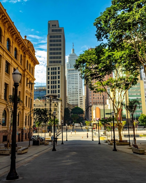 Foto edificios en la ciudad contra el cielo