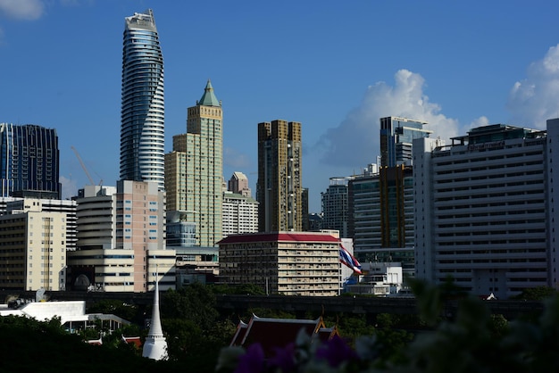 Foto edificios en la ciudad contra el cielo