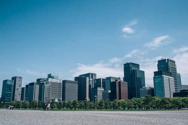 Edificios en la ciudad contra el cielo