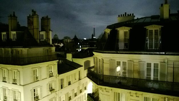 Foto edificios en la ciudad por la noche