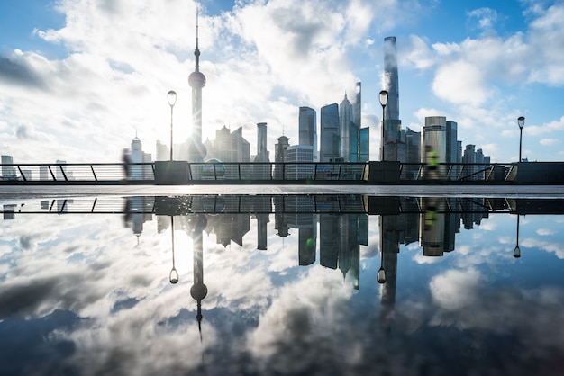 Edificios de la ciudad de Shangai y Reflexiones sobre el terreno, el Bund