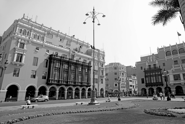 Edifícios coloniais impressionantes na Plaza Mayor Square de Lima Peru em monocromático