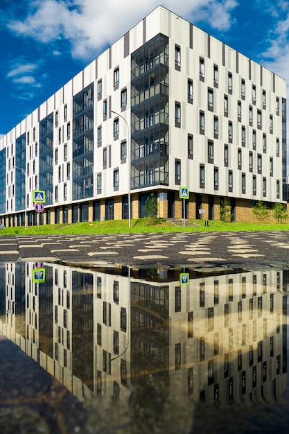 Edificios de color blanco creados en un estilo contemporáneo. La hierba de fondo y los árboles. El edificio que alberga la universidad Innopolis de la ciudad, Kazan