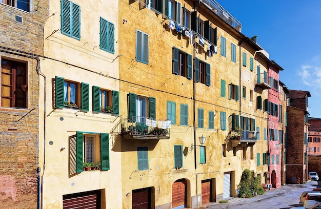 Edificios de Colorbul en la ciudad vieja de Siena, Toscana, Italia