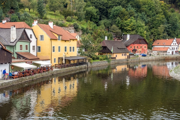 Edifícios coloridos ao longo do rio Vlatava em Krumlov