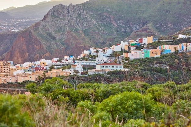 Edificios coloridos en Santa Cruz La Palma Islas Canarias con espacio de copia Hermoso paisaje urbano con colores brillantes y montañas Un destino de vacaciones y escapada vibrante en la ladera