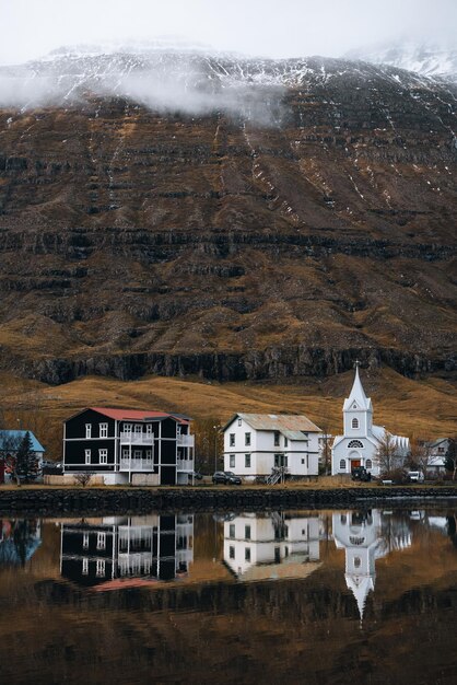 Edifícios com reflexo da água contra o céu durante o inverno