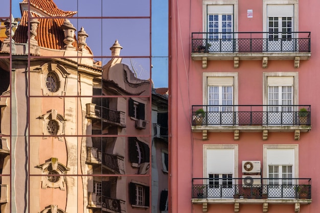 Foto edifícios com reflexo na cidade