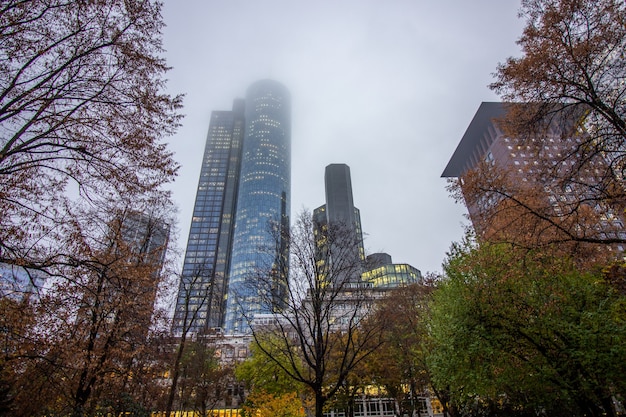 Edifícios comerciais em um dia nublado em Frankfurt.