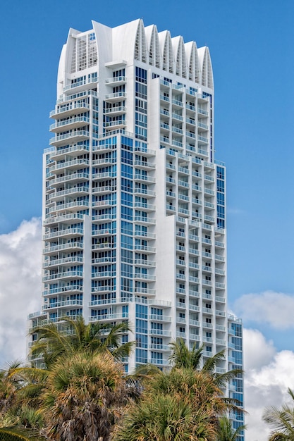 Edificios de condominios modernos de Miami Beach