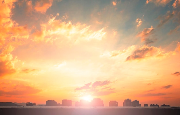 Edificios contra un cielo nublado durante la puesta de sol
