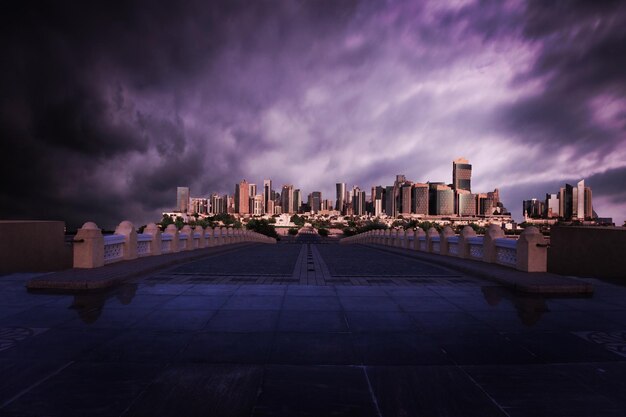 Foto edificios contra el cielo nublado