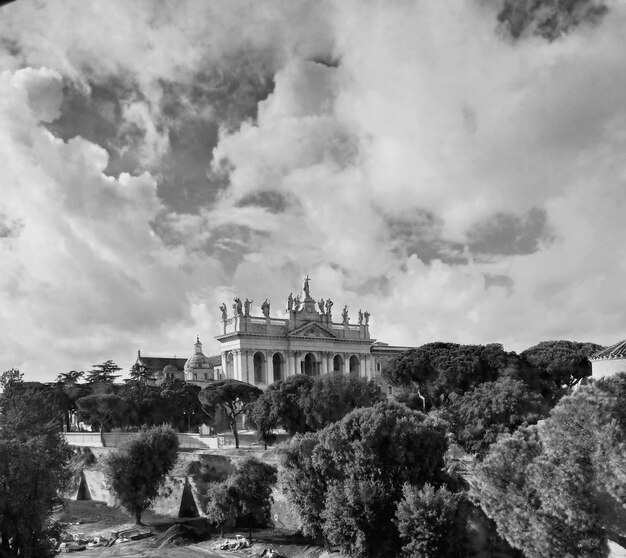 Edificios contra el cielo nublado