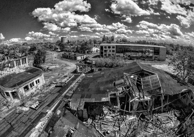 Edificios contra el cielo nublado